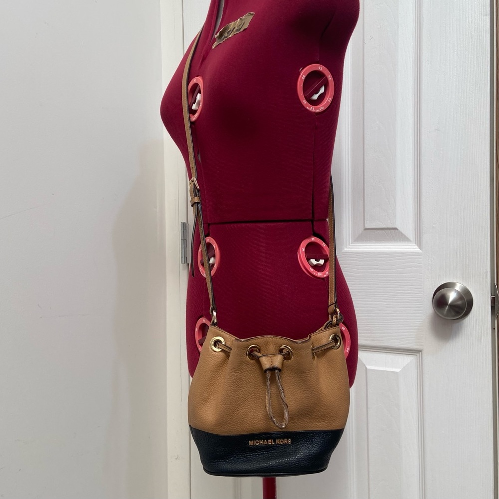 Michael Kors women brown and black leather drawstring cross bag. Used.